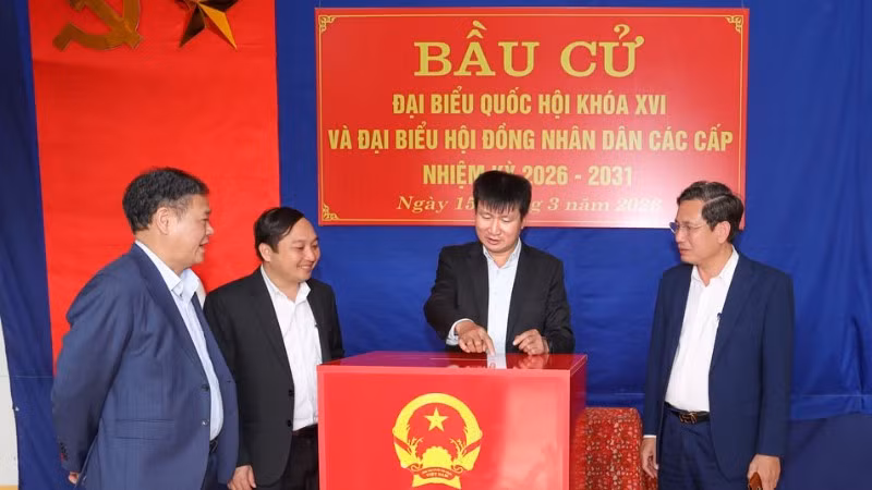 Các đồng chí lãnh đạo tỉnh Ninh Bình kiểm tra công tác chuẩn bị bầu cử tại cơ sở.