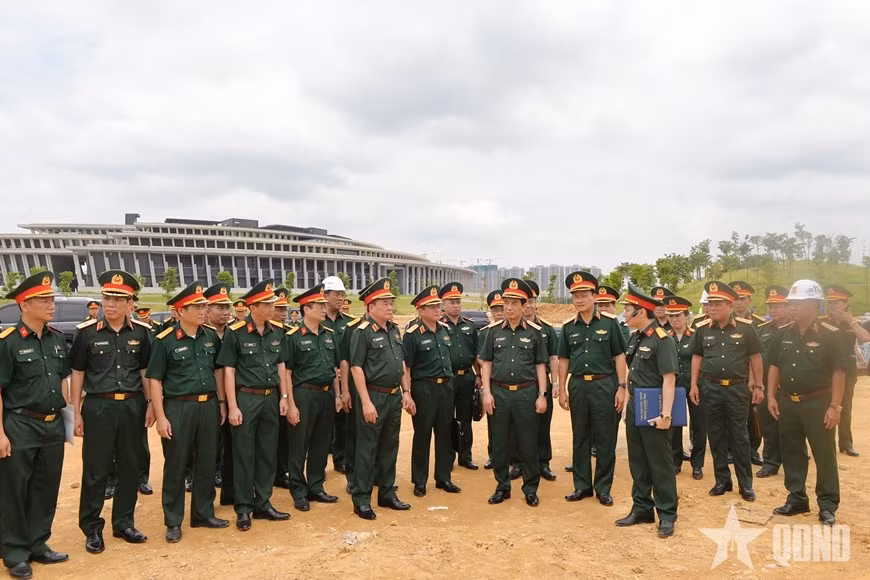 Đại tướng Phan Văn Giang kiểm tra tiến độ xây dựng công trình tưởng niệm chiến sĩ quốc tế tại Bảo tàng Lịch sử Quân sự Việt Nam. (Ảnh: qdnd.vn)