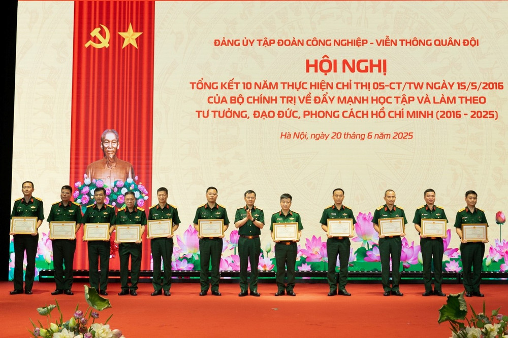 Thiếu tướng Tào Đức Thắng - Chủ tịch kiêm Tổng Giám đốc Tập đoàn Viettel trao Bằng khen của Tập đoàn cho các tập thể điển hình tiên tiến trong thực hiện Chỉ thị số 05-CT/TW. (Ảnh: ĐỨC THỌ) hn3.jpg