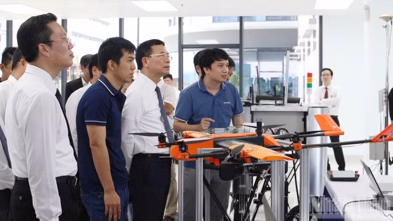 Đại biểu tham quan các mô hình khởi nghiệp sáng tạo tại Đà Nẵng.