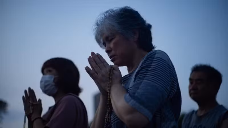 Người dân tưởng niệm các nạn nhân vụ ném bom nguyên tử tại Công viên Tưởng niệm Hòa bình Hiroshima, thành phố Hiroshima (Nhật Bản) ngày 6/8/2024. (Ảnh: THX) 