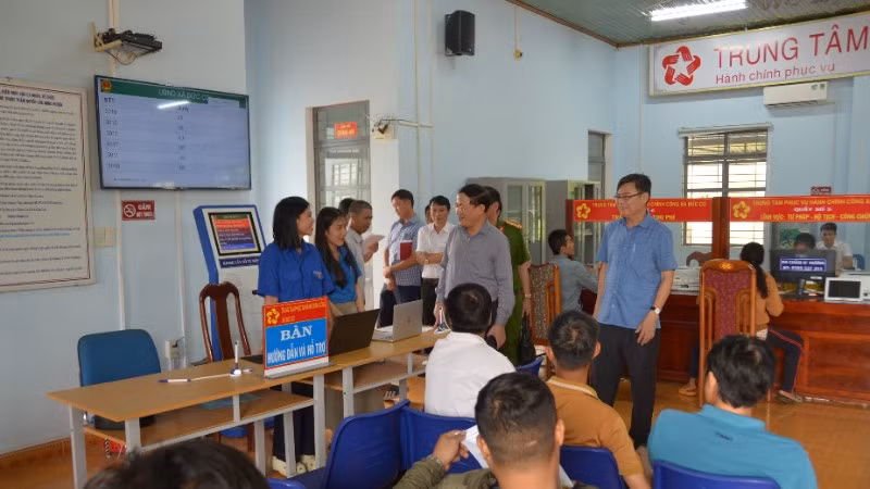 Chủ tịch Ủy ban nhân dân tỉnh Phạm Anh Tuấn thăm hỏi người dân đang làm thủ tục tại Trung tâm phục vụ hành chính công xã Đức Cơ.