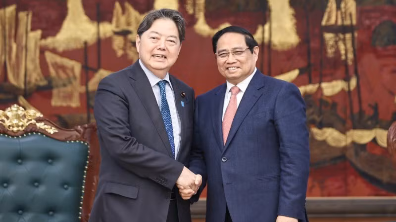 Thủ tướng Phạm Minh Chính và ông Hayashi Yoshimasa, Bộ trưởng Nội vụ và Truyền thông Nhật Bản. (Ảnh: Trần Hải)