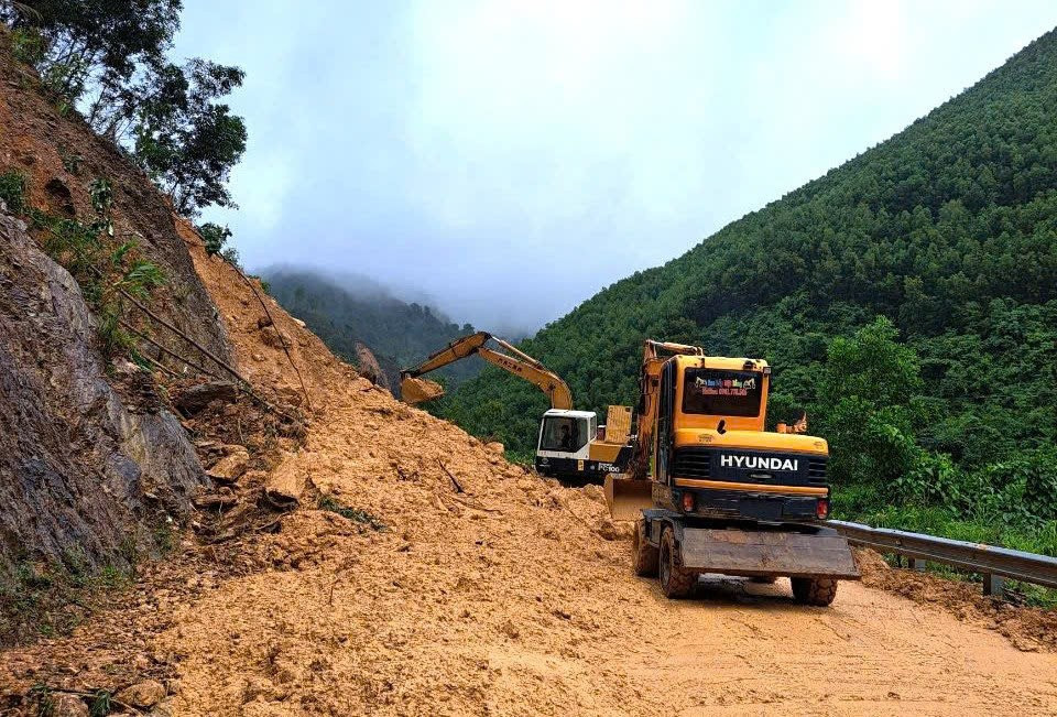 San gạt, xử lý điểm sạt lở trên các tuyến đường tỉnh Quảng Bình. (Ảnh HƯƠNG GIANG) z6703080260610-3ad98f1d4fcc9da7264ea72f5d89d56e.jpg