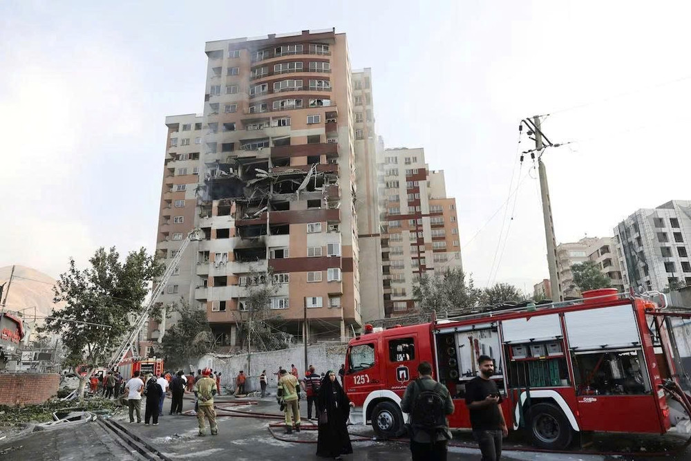 Một tòa nhà ở thủ đô Tehran (Iran) hư hại sau đợt không kích.