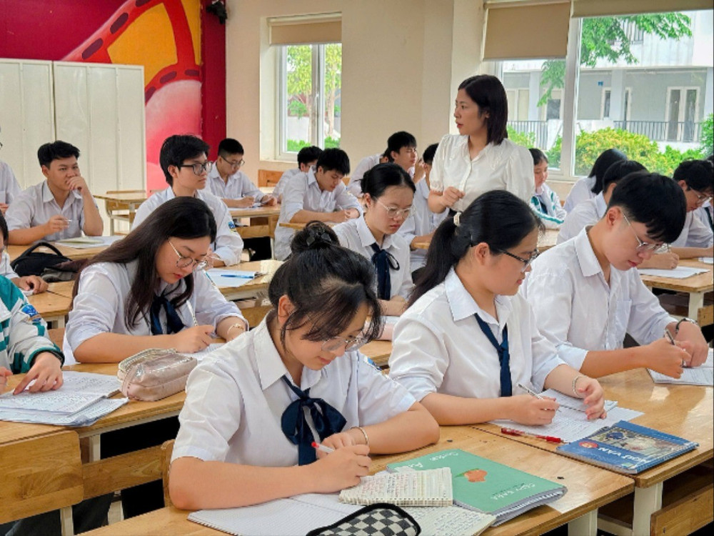 Học sinh Trường THPT chuyên Lương Văn Tụy (Ninh Bình) ôn tập chuẩn bị cho kỳ thi tốt nghiệp THPT năm 2025.