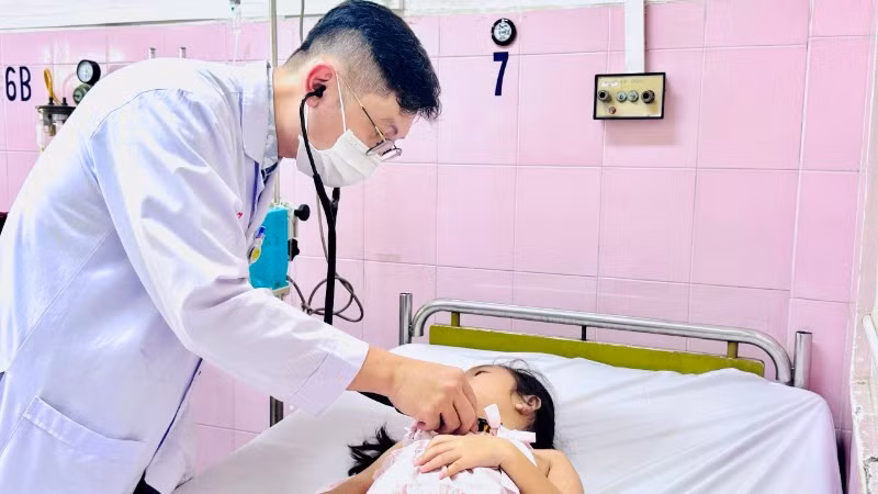 Bác sĩ Bệnh viện Nhân dân Gia Định theo dõi sức khỏe một trường hợp nghi ngộ độc thực phẩm.