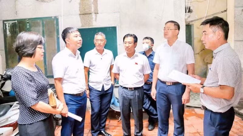 Đoàn giám sát của Hội đồng nhân dân thành phố Hà Nội (khóa 16) tiến hành giám sát chuyên đề "Việc thực hiện các quy định của pháp luật trong quản lý, sử dụng tài sản công là nhà, đất thuộc sở hữu nhà nước của thành phố" tại Công ty trách nhiệm hữu hạn một thành viên Quản lý và Phát triển nhà Hà Nội. (Ảnh: GIA HUY) 
