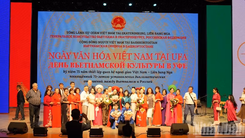 Tổng lãnh sự Việt Nam tại Ekaterinburg Nguyễn Mai Hường tặng hoa các nghệ sĩ.