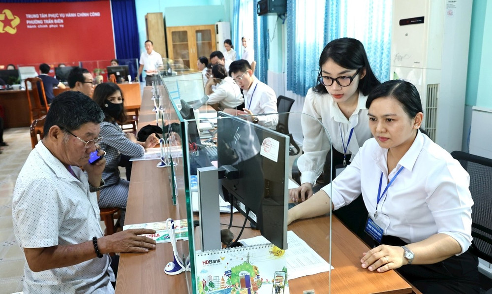 Giải quyết thủ tục hành chính tại Trung tâm Phục vụ hành chính công phường Trấn Biên, tỉnh Đồng Nai. (Ảnh THIÊN VƯƠNG) 1-dn.jpg