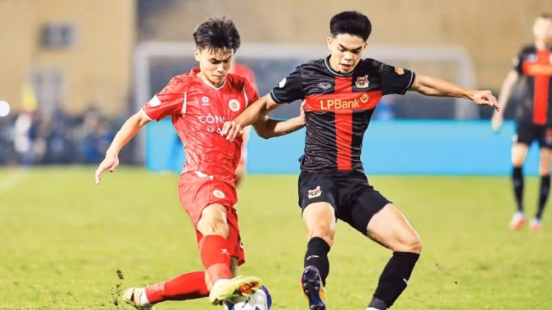 Công an Hà Nội (áo đỏ) thắng Ninh Bình 3-2.