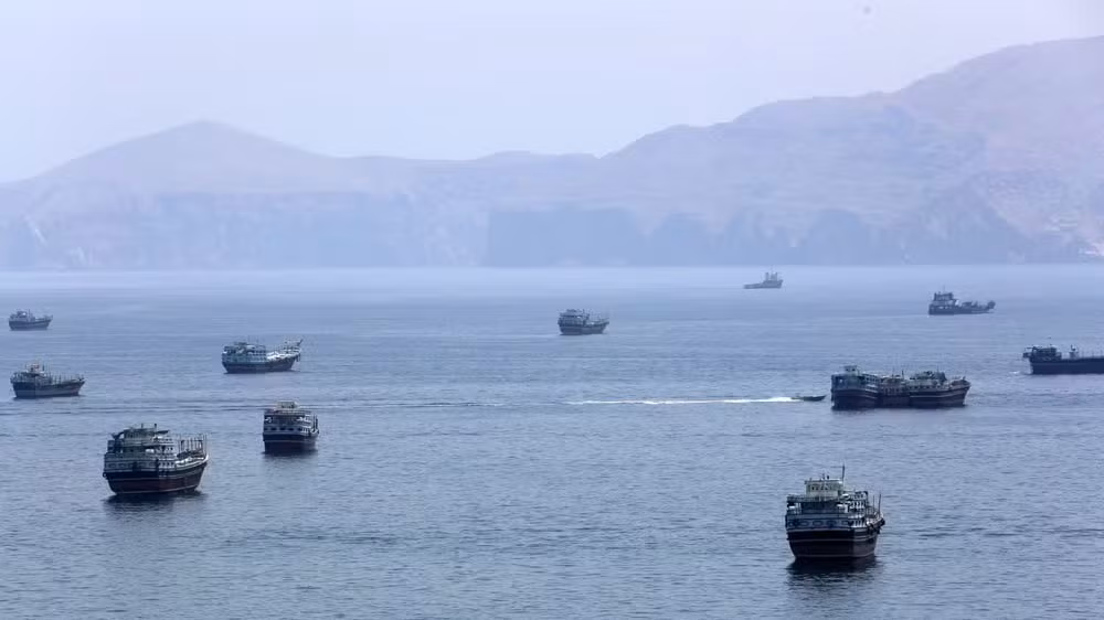 Tàu thuyền di chuyển trên Eo biển Hormuz, gần thị trấn Khasab, miền bắc Oman ngày 20/6/2026. (Ảnh: IRNA, THX/TTXVN) 