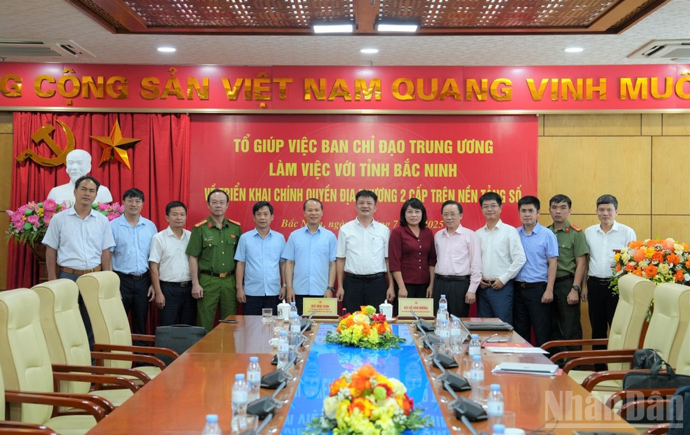 Các đại biểu chụp ảnh lưu niệm sau buổi làm việc. (Ảnh: THANH NGOAN)