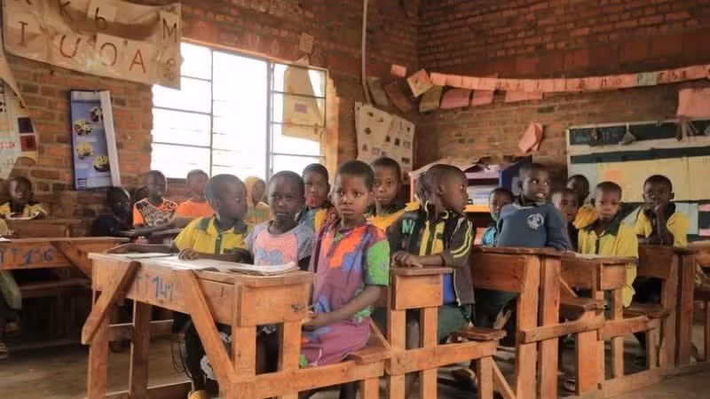 Học sinh học trong lớp học tại trường tiểu học và trung học cơ sở Tanda (GS Tanda) ở Rwanda. (Ảnh: Tân Hoa xã) 