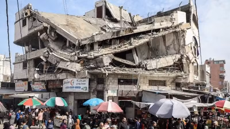 Người dân mua sắm để chuẩn bị cho tháng Ramadan tại Gaza. (Ảnh: THX/TTXVN)