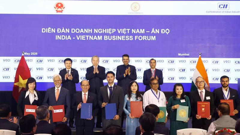Dưới sự chứng kiến của Tổng Bí thư, Chủ tịch nước Tô Lâm, bà Lê Thị Cẩm Tiên - Chủ tịch hội đồng quản trị BIOWAY Việt Nam (thứ ba từ phải sang), chụp ảnh cùng đại diện PJTAU và các đối tác khác tại lễ ký kết hợp tác giữa doanh nghiệp hai nước.