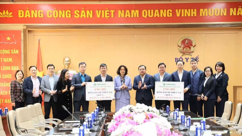 Bộ Y tế tiếp nhận số hóa chất khử khuẩn nước do Tập đoàn Hóa chất Việt Nam trao tặng để hỗ trợ vùng lũ. 