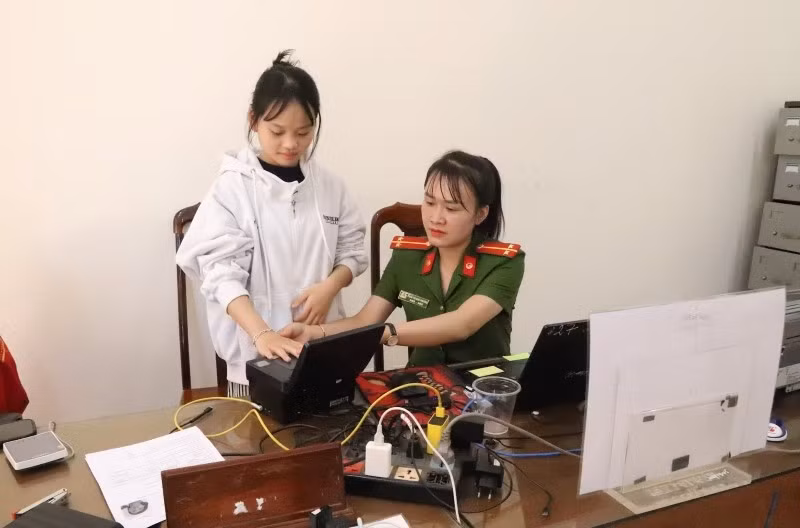 Công an xã Dray Bhăng, huyện Cư Kuin (Đắk Lắk) lăn dấu vân tay làm căn cước cho người dân địa phương.