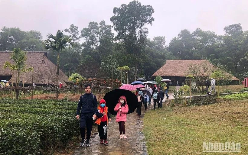 Du khách tham quan Làng Văn hóa-Du lịch các dân tộc Việt Nam. (Ảnh: LINH KHÁNH)