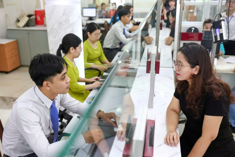 Người dân làm thủ tục hành chính tại Trung tâm Phục vụ hành chính công phường Sài Gòn, Thành phố Hồ Chí Minh. (Ảnh minh họa THẾ ANH)