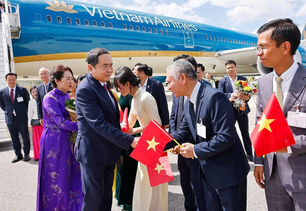 Cán bộ, nhân viên Đại sứ quán và cộng đồng người Việt Nam đón Chủ tịch Quốc hội Trần Thanh Mẫn và Phu nhân tại sân bay quốc tế Geneva. (Ảnh: TTXVN)