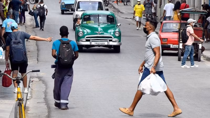 Người dân di chuyển trên đường phố tại La Habana, Cuba. (Ảnh: THX/TTXVN) 