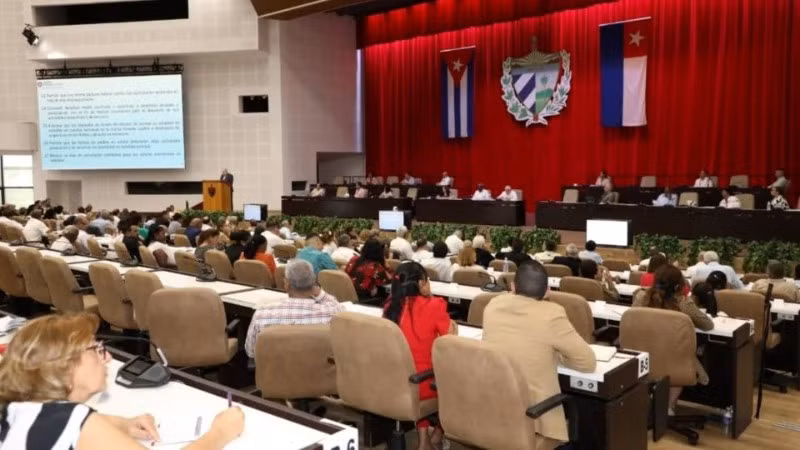 Các đại biểu Quốc hội Cuba thảo luận về gói cải cách kinh tế.