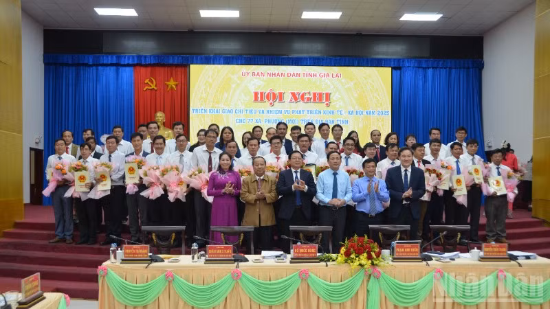 Lãnh đạo tỉnh Gia Lai trao hoa, Quyết định giao chỉ tiêu phát triển kinh tế - xã hội và nhiệm vụ trọng tâm năm 2025 cho 77 xã, phường.