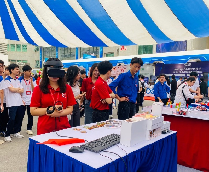 Học sinh, sinh viên trải nghiệm công nghệ thực tế ảo tại Lễ phát động phong trào “Cả nước thi đua đổi mới sáng tạo và chuyển đổi số” diễn ra vào tháng 4/2025 tại Học viện Công nghệ Bưu chính viễn thông. (Ảnh: HIỆP ĐỨC)