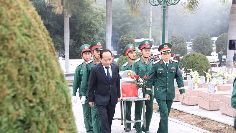 Các đồng chí lãnh đạo tỉnh Điện Biên, Quân khu 2 cùng cán bộ, chiến sĩ, nhân dân các dân tộc Điện Biên di chuyển hài cốt các liệt sĩ về Nghĩa trang liệt sĩ Tông Khao.