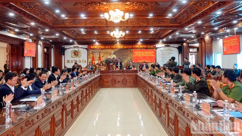 Quang cảnh lễ ký kết quy chế phối hợp giữa Công an tỉnh và các Sở thuộc tỉnh Lâm Đồng.