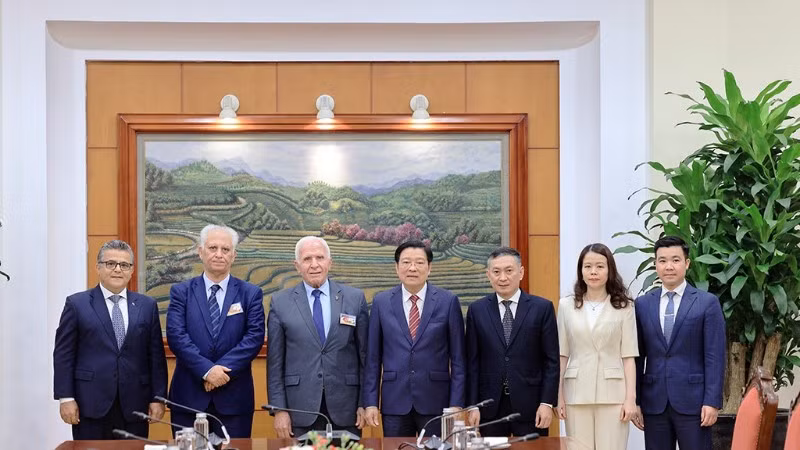 Hai bên chụp ảnh lưu niệm. (Ảnh: noichinh.vn)