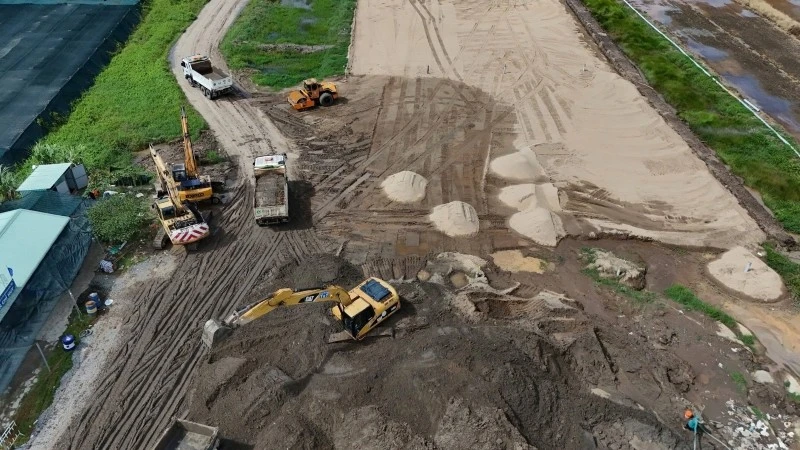 Gói thầu Xây lắp 8 thuộc dự án vành đai 3 Thành phố Hồ Chí Minh, đoạn qua địa bàn huyện Hóc Môn, thuộc phía tây thành phố, đang cần số lượng lớn cát đắp nền. (Ảnh THẾ ANH)