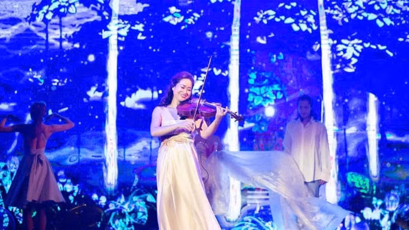 Nghệ sĩ viola Nguyệt Thu trong một chương trình hòa nhạc tại Hà Nội.