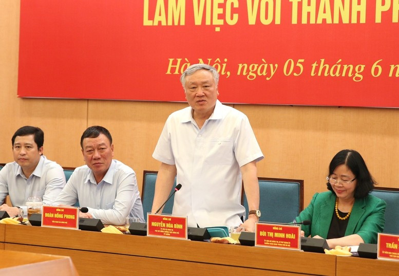 Đồng chí Nguyễn Hòa Bình, Ủy viên Bộ Chính trị, Phó Thủ tướng Thường trực Chính phủ phát biểu tại buổi làm việc.