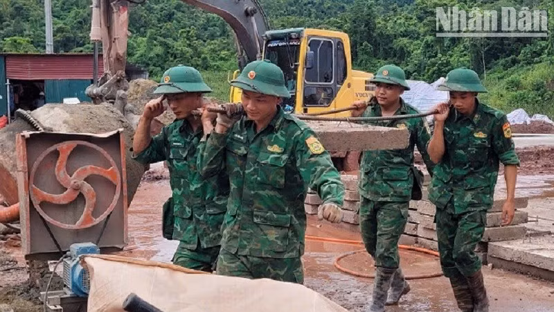 Cán bộ, chiến sĩ Bộ đội Biên phòng Điện Biên chung sức vận chuyển vật liệu phục vụ thi công xây dựng Trường nội trú liên cấp Sín Thầu. 