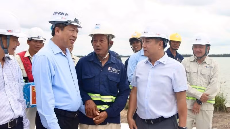 Bộ trưởng Xây dựng Trần Hồng Minh kiểm tra, trực tiếp thị sát dự án mở rộng đường cao tốc Thành phố Hồ Chí Minh-Trung Lương-Mỹ Thuận.