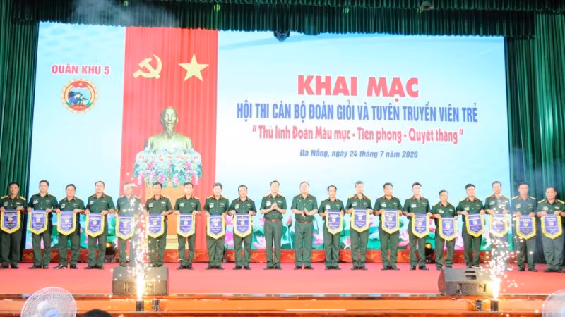 Ban tổ chức tặng cờ lưu niệm cho các đội thi.