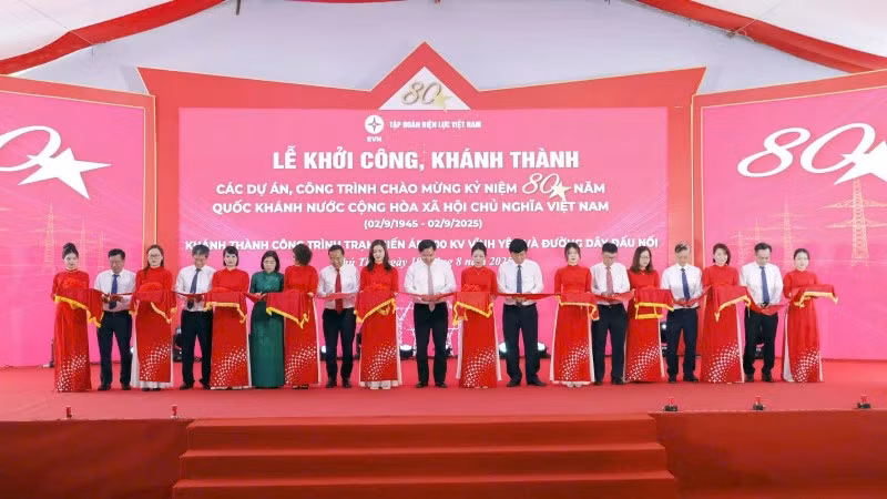 Các đại biểu thực hiện nghi thức khánh thành công trình Trạm biến áp 500kV Vĩnh Yên và đường dây đấu nối.