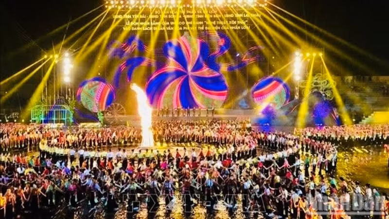 Màn đại xòe Thái tại Lễ hội. (Ảnh: THANH SƠN)