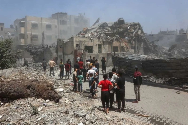 Hiện trường một vụ không kích của Israel ở Dải Gaza. (Ảnh NPR)