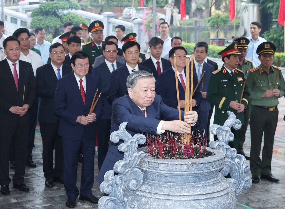 Tổng Bí thư Tô Lâm, các đồng chí lãnh đạo, nguyên lãnh đạo Đảng, Nhà nước dâng hương tại Nhà tưởng niệm Tổng Bí thư Nguyễn Văn Linh ở xã Nguyễn Văn Linh, tỉnh Hưng Yên. tbt-3.jpg