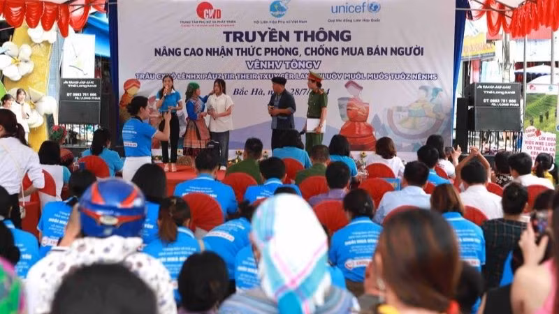 Trung tâm Phụ nữ và Phát triển (Hội Liên hiệp Phụ nữ Việt Nam phối hợp Ủy ban nhân dân huyện Bắc Hà (tỉnh Lào Cai) tổ chức hoạt động truyền thông về phòng, chống mua bán người tại phiên chợ vùng cao Bắc Hà. 