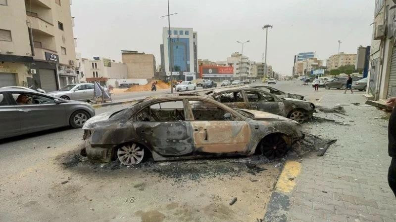 Phương tiện bị phá hủy sau cuộc đụng độ tại Tripoli, Libya. (Ảnh: THX/TTXVN) 