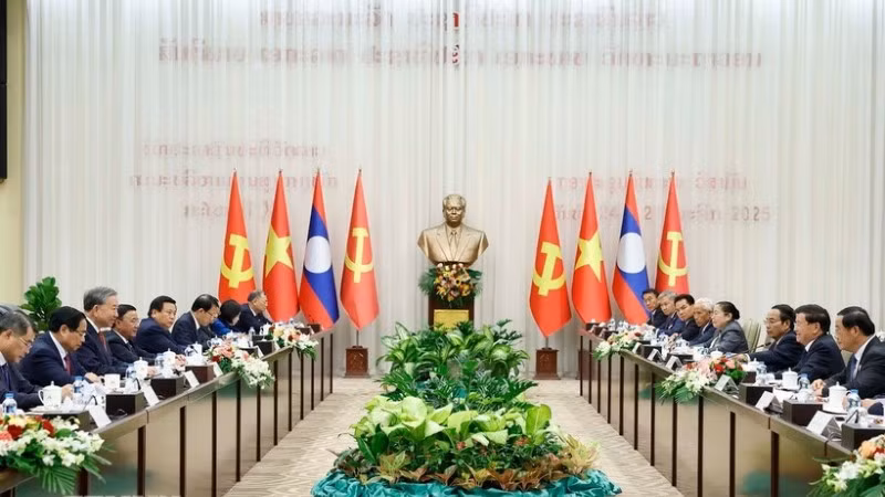 Tổng Bí thư Tô Lâm và Tổng Bí thư, Chủ tịch nước Lào Thongloun Sisoulith đồng chủ trì Cuộc gặp cấp cao giữa Đảng Cộng sản Việt Nam và Đảng Nhân dân Cách mạng Lào. (Ảnh: Thống Nhất/TTXVN) 