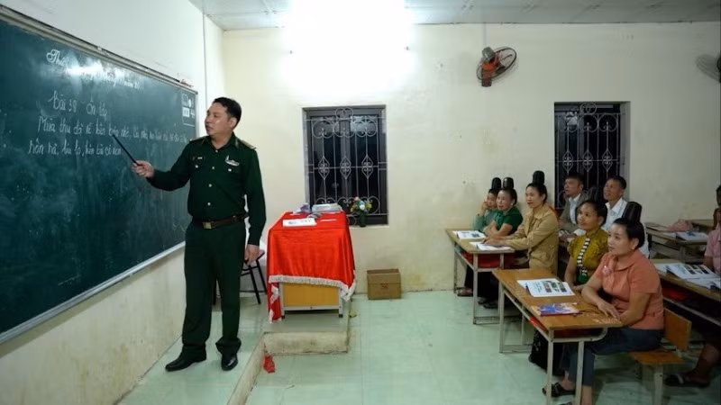 Thiếu tá Lò Văn Thoại, Đồn Biên phòng Nậm Lạnh, xã Sốp Cộp, tỉnh Sơn La và lớp học xóa mù chữ cho đồng bào dân tộc thiểu số.