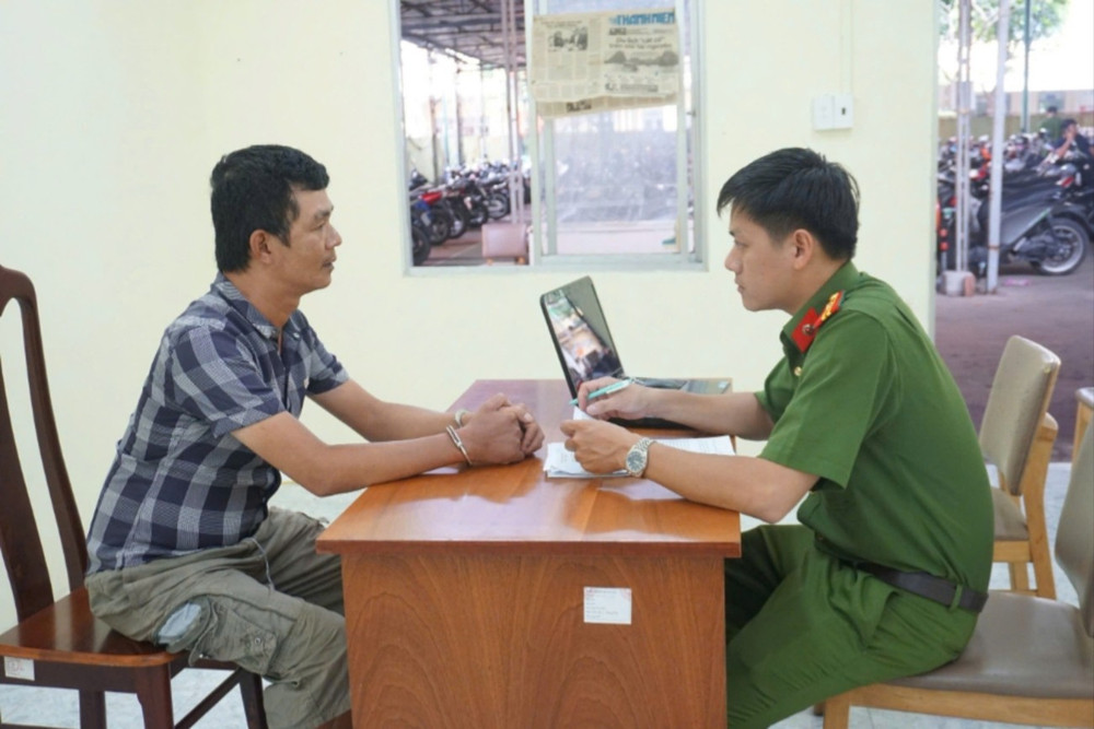 Cơ quan chức năng làm việc với đối tượng Trần Như Phước. (Ảnh: Công an cung cấp)