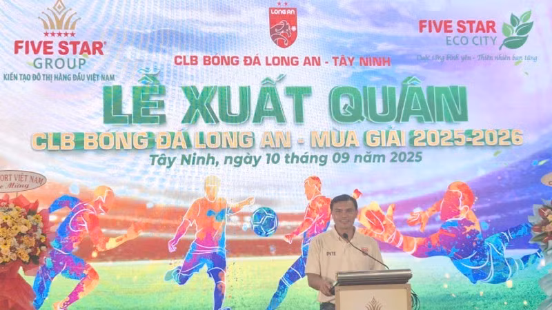 Cựu danh thủ Phan Văn Tài Em, Trưởng đoàn bóng đá Tây Ninh phát biểu tại lễ xuất quân.