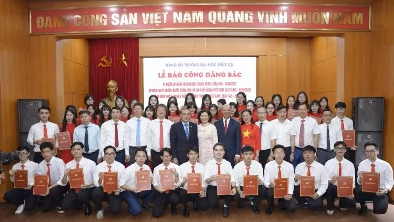 Lãnh đạo Trường đại học Thủy lợi chụp hình lưu niệm cùng 43 đảng viên thuộc 11 chi bộ.