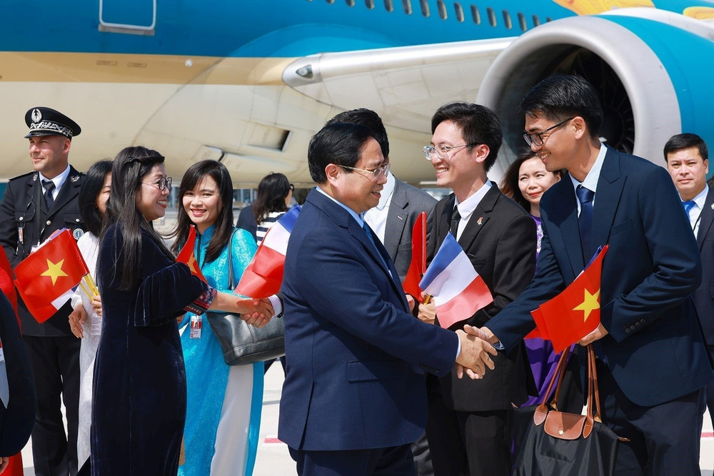 Thủ tướng Phạm Minh Chính và Phu nhân tới sân bay Cotê d'Azur, Nice. (Ảnh NGUYỄN HỒNG) ttttttt.jpg
